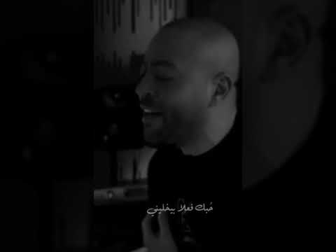 وبتحلى الدنيا في عيني وأنا جنبك ف متبعدنيش ح بك فعل ا بيخليني أتمسك بالدنيا وأعيش