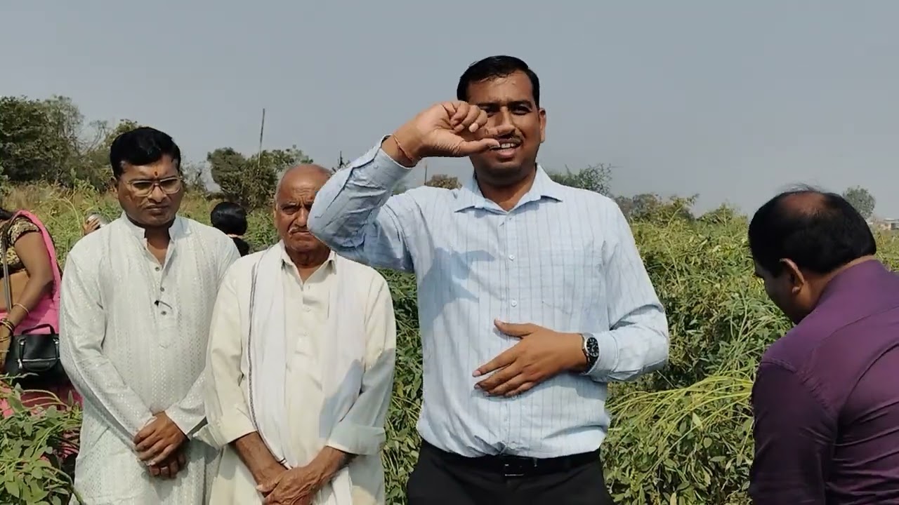 SRT कार्यशाळा हिवरा दरणे, शेतकरी बांधवाना संबोधित करतांना श्री संतोष फलटणकर सर क्षेत्र अधिकारी इफको