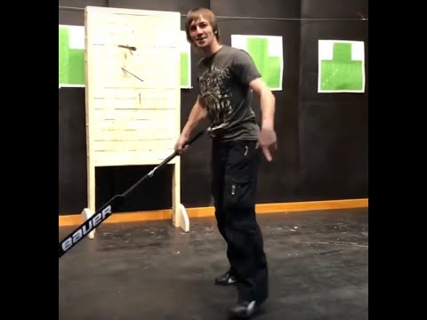 Видео: Метание ножа без оборота при помощи клюшки ) Knife throwing no spin with hockey sticks