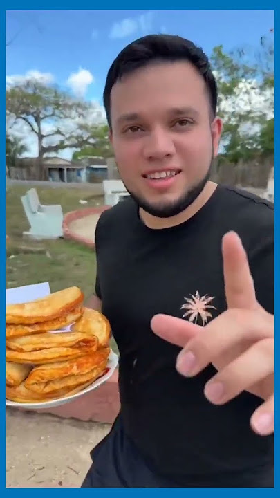 Así reaccionó un turista salvadoreño al probar una pizza cubana en un barrio de Cuba