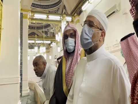 وزير الأوقاف المصري أ.د. محمد جمعه يتأثر خلال زيارته للمسجد النبوي والسلام على رسول الله وصاحبيه