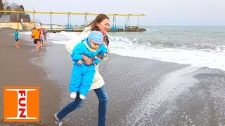 Ванина прогулка по набережной Алушты Walk along the promenade of Alushta(Мы гуляем по набережной Алушты, отдыхаем на городском пляже в шторм, убегаем от волн, кормим голубей овсянко..., 2016-03-31T04:58:08.000Z)