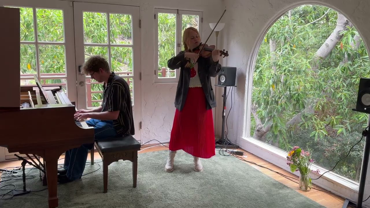 Cassiopeia- Elijah Fox, Lily Honigberg (Official Visualizer) adlı videoyu YouTube'da izle Cassiopeia- Elijah Fox, Lily Honigberg (Official Visualizer) adlı videoyu YouTube'da izle