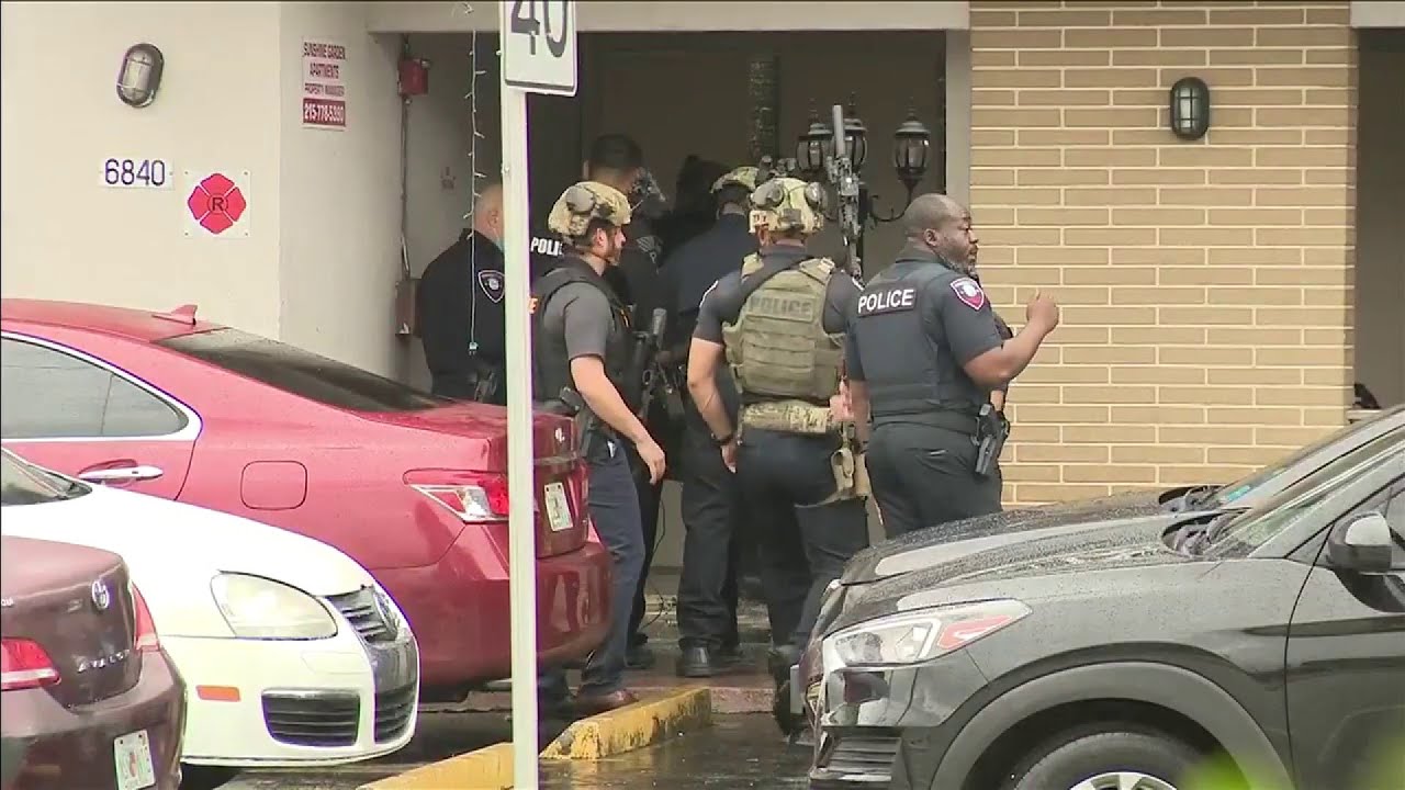 Naked man shot outside apartment complex in Pembroke Pines - YouTube