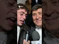 Gianni Morandi spunta a sorpresa sul palco dell'Ariston per duettare con il figlio Tredici Pietro