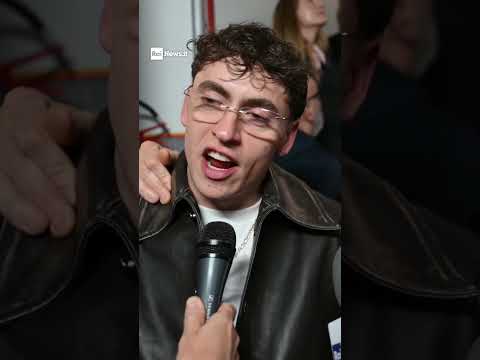 Video Gianni Morandi spunta a sorpresa sul palco dell'Ariston per duettare con il figlio Tredici Pietro