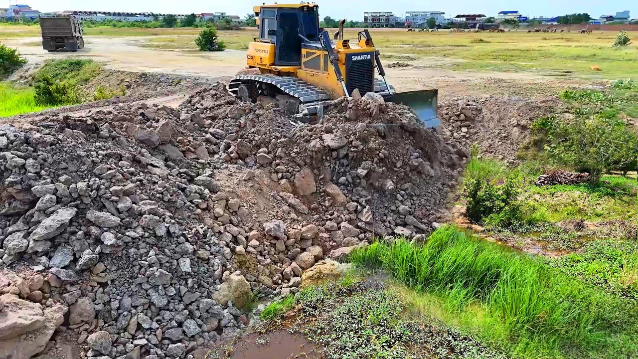 Dumping Tasks Watchful New Landfill Task! Use Dump Truck 25Ton Dumping Soil Dozer ...