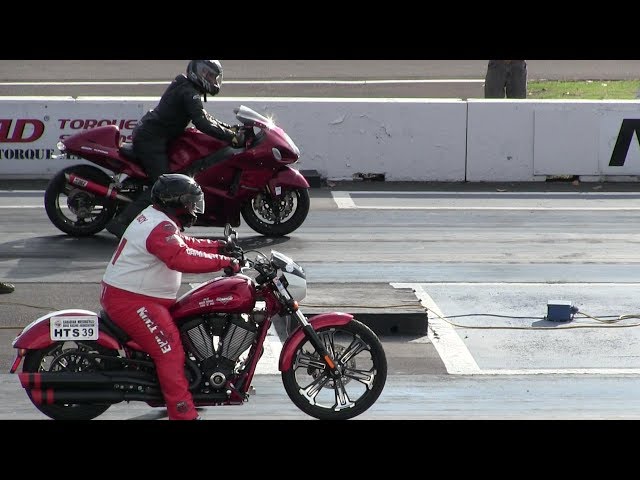Hayabusa vs Harley Davidson -motorbikes drag racing class=