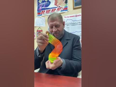 Суровый мужчина играет с пружинкой из девяностых - YouTube