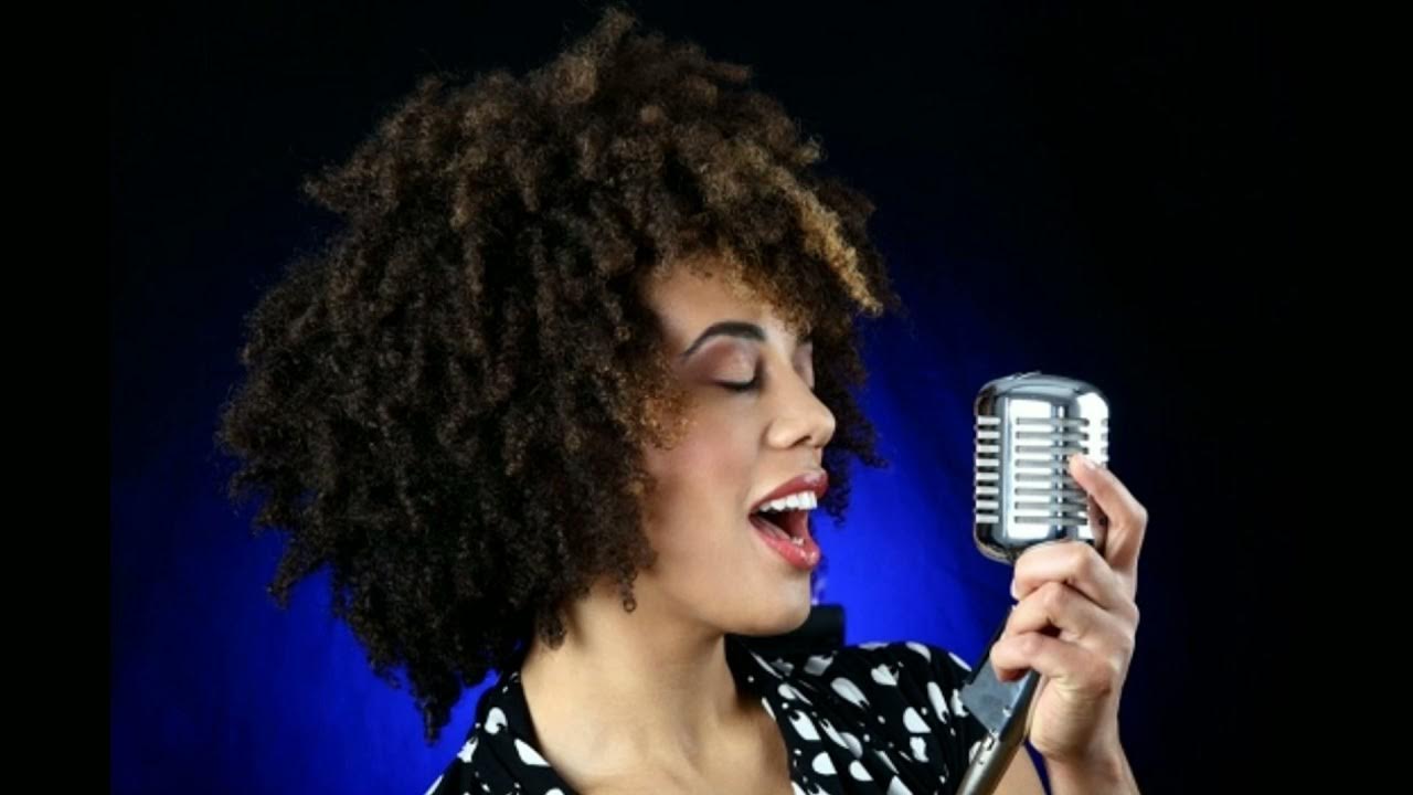 Певец с микрофоном. Это типа он поет. Квин фредди меркьюри. Араш лабаф фото. Джастин бибер фото.