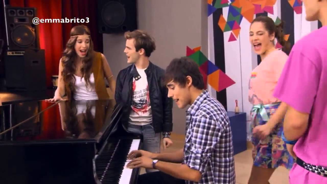 Violetta 1 - Violetta y León hacen que todos canten 