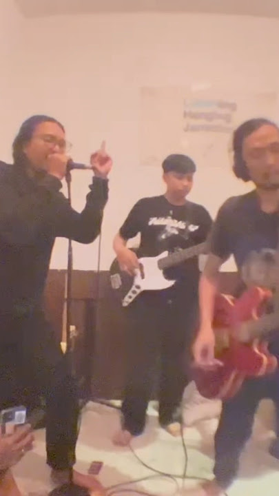 Nekat ngulik Blues Males nya SLANK π
#slank #slankers #slankf13 #coverlagu #shortvideo #livesession