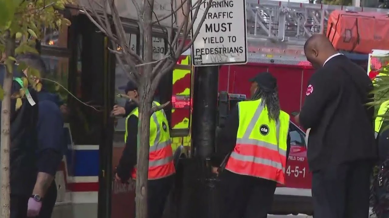6 people hurt in CTA bus crash on Near West Side - YouTube