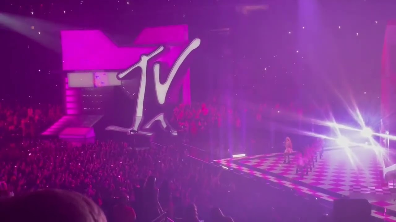 Nicki Minaj Performing "Moment 4 Life" at the MTV VMAs [FanCam]