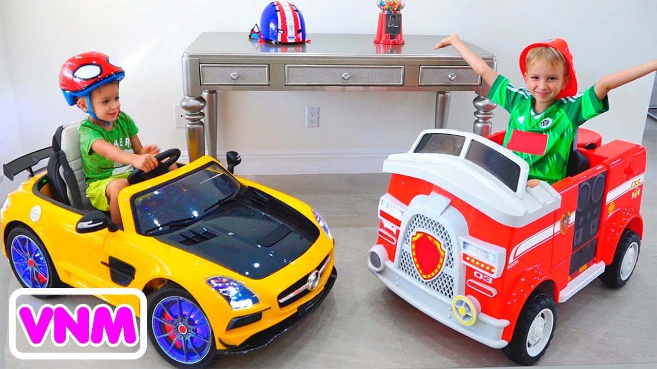 Vlad và Nikita trưng bày đồ chơi ô tô ở nhà mới