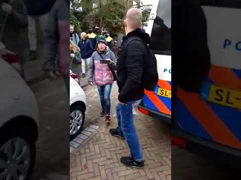 Opruier Tinus scheld Marjon en de ME uit en gaat er dan als een haas vandoor!