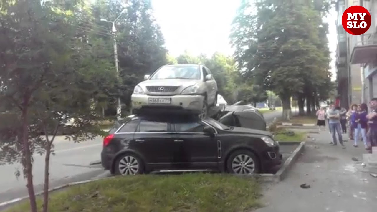 Парковщик года: летающий Лексус приземлился на две иномарки - YouTube