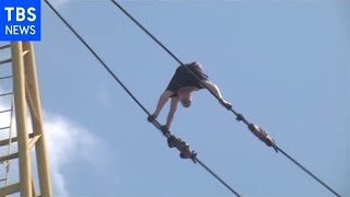 ウクライナでタワークレーンに登って綱渡りのお騒がせ男を救助