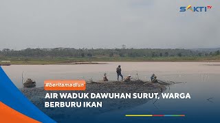 Madiun  Dawuhan Reservoir Waters Recede Residents Hunt For Fish