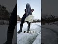 凍った湖の上で安全に過ごす方法