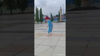 Belajar Jalan Di Deapn Tugu Taman Pahlawan