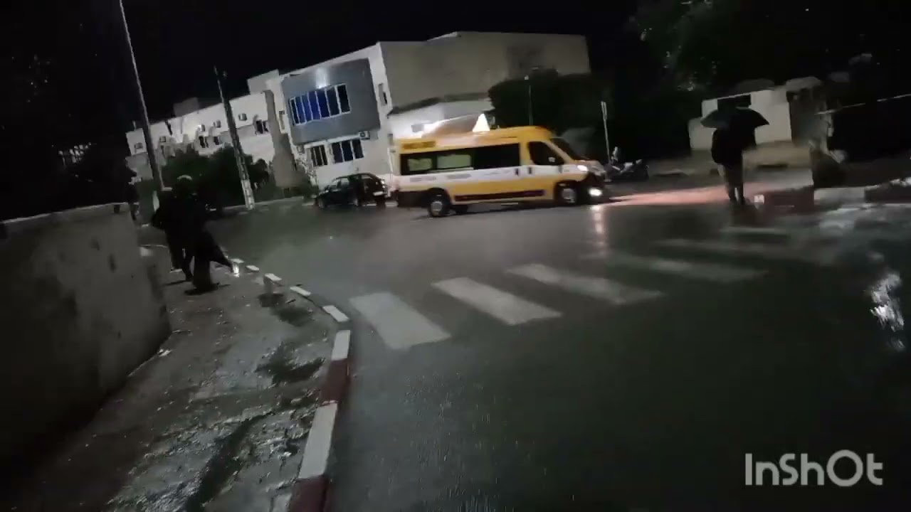 شارع حي تقدم تاونات في الليل 