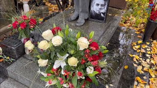 Корзина цветов от сына на могиле Аркадия Райкина в день памяти / 24.10.2023 Новодевичье кладбище