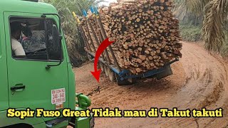 Semua Bilang Truk Terbalik Jika Ditarik Mundur Namun Sopir Truk Fuso Tetap Nekat dan Percaya Diri