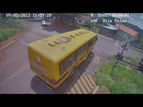 JANDAIA  - Video mostra acidente entre trem e ônibus da Apae