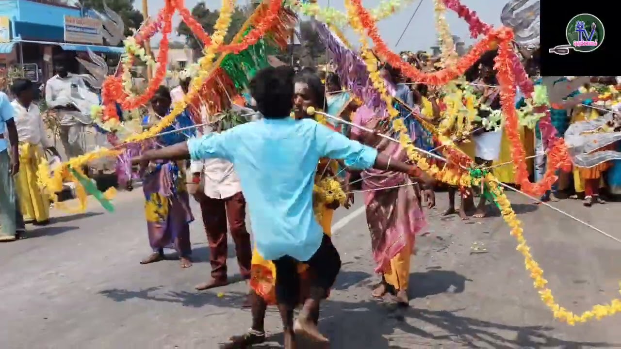 20 அடி ஈட்டியை தனது பல் இடுக்குகளில் (அலகு) குத்திக் கொண்டு குலசாமி கோவிலுக்கு தனது பக்தி