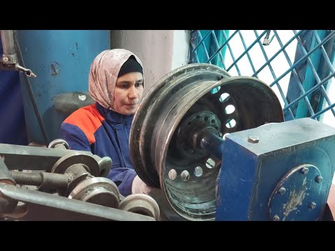 Как на юге Таджикистана женщина работает шиномонтажницей