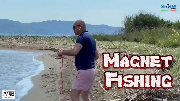 Milano, la pesca con il magnete in corso d'acqua 