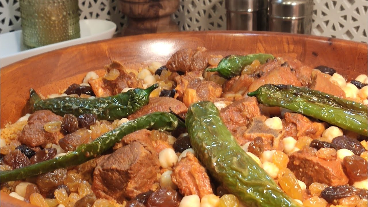 RECETTE DE COUSCOUS TUNISIEN AUX RAISINS SECS ET POIS CHICHES. CUSINE MALIYA. كسكسي بالحمص و الزبيب