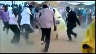 Afrikalıların Tozu Dumana Katarak Yaptıkları Dans
