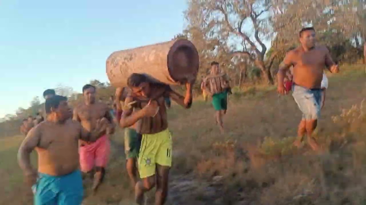 Primeiro dia da festa indígena Xerente-Dasīpsê: Corrida de tora do Povo corredor.