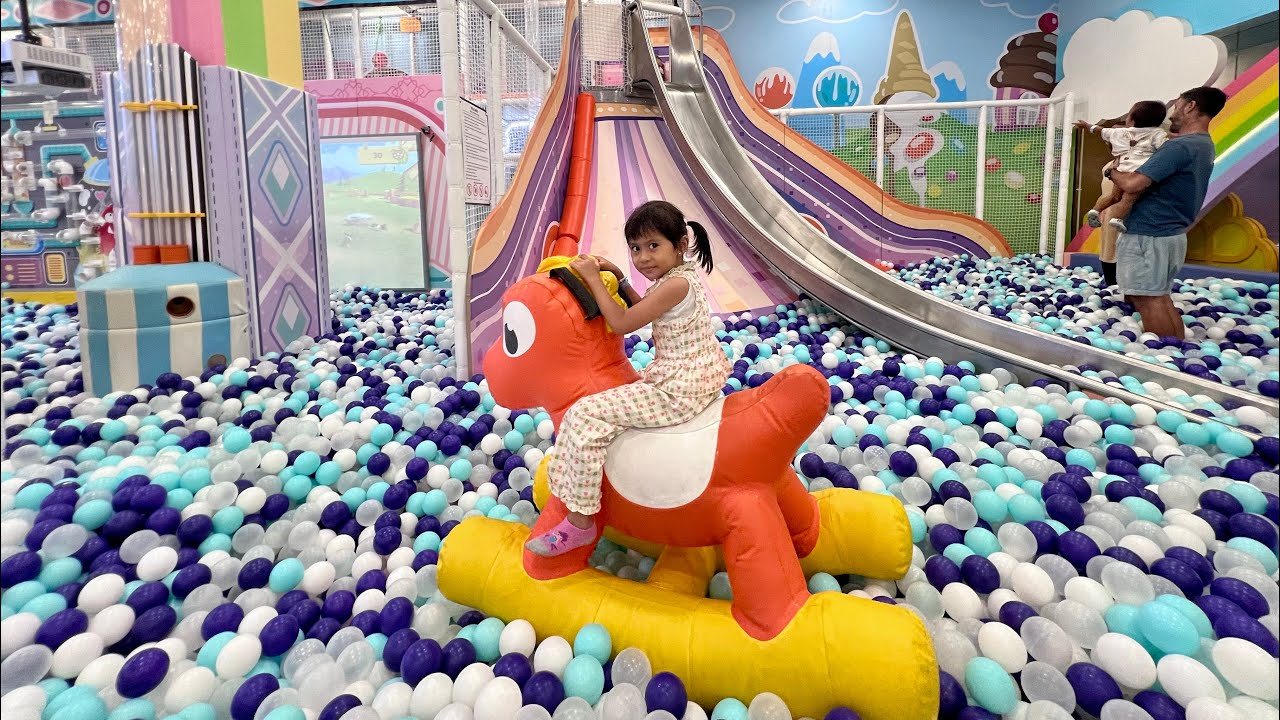 Bermain perosotan dan mandi bola di playground 