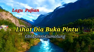 Lihat Dia Buka Pintu
