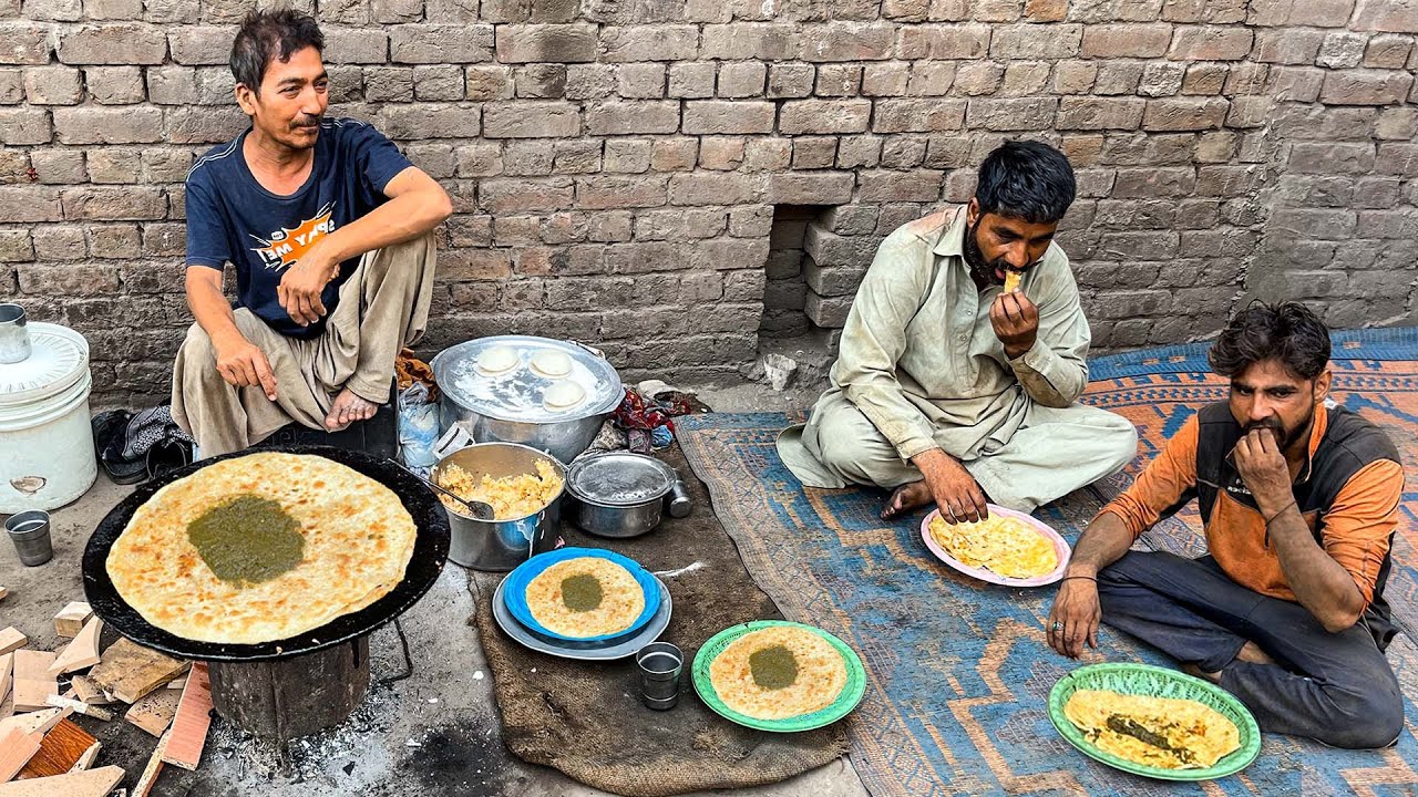 100/-Rs BREAKFAST AT PAKISTAN'S SMALLEST DHABA! 😍 SAAG PARATHA | ALOO PARATHA - STREET FOOD PAKISTAN
