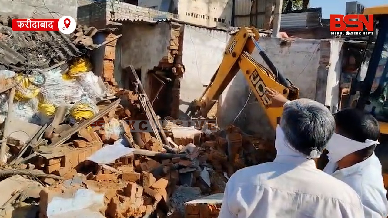 HSVP की टीम ने मुजेसर रेलवे फाटक पर अवैध कब्जे को किया जमीदोज। लाइन काटना भूले।