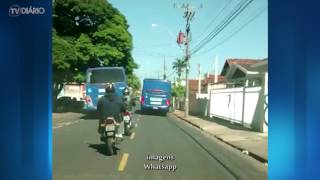 Jovem É Flagrado Pegando Carona Em Porta De Ônibus
