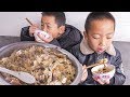 大鍋燜芋頭鹹飯，農村的道地美食，看得我這個饞啊 | Big pot braised taro salty rice, the authentic rural cuisine, delicious