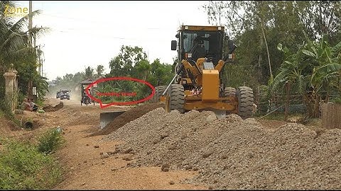 Fantastic Machine Motor Grader C8S Operating A Motor Grader With Technique Spreading Gravel
