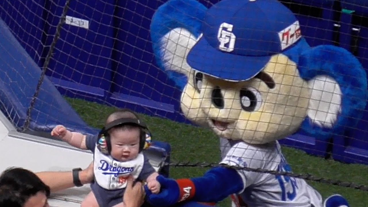 ドアラ 大好物の赤ちゃん発見！カメラマン席を乗り越えて会いに行く