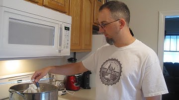 Homebrewing an extract hefeweizen with Chad
