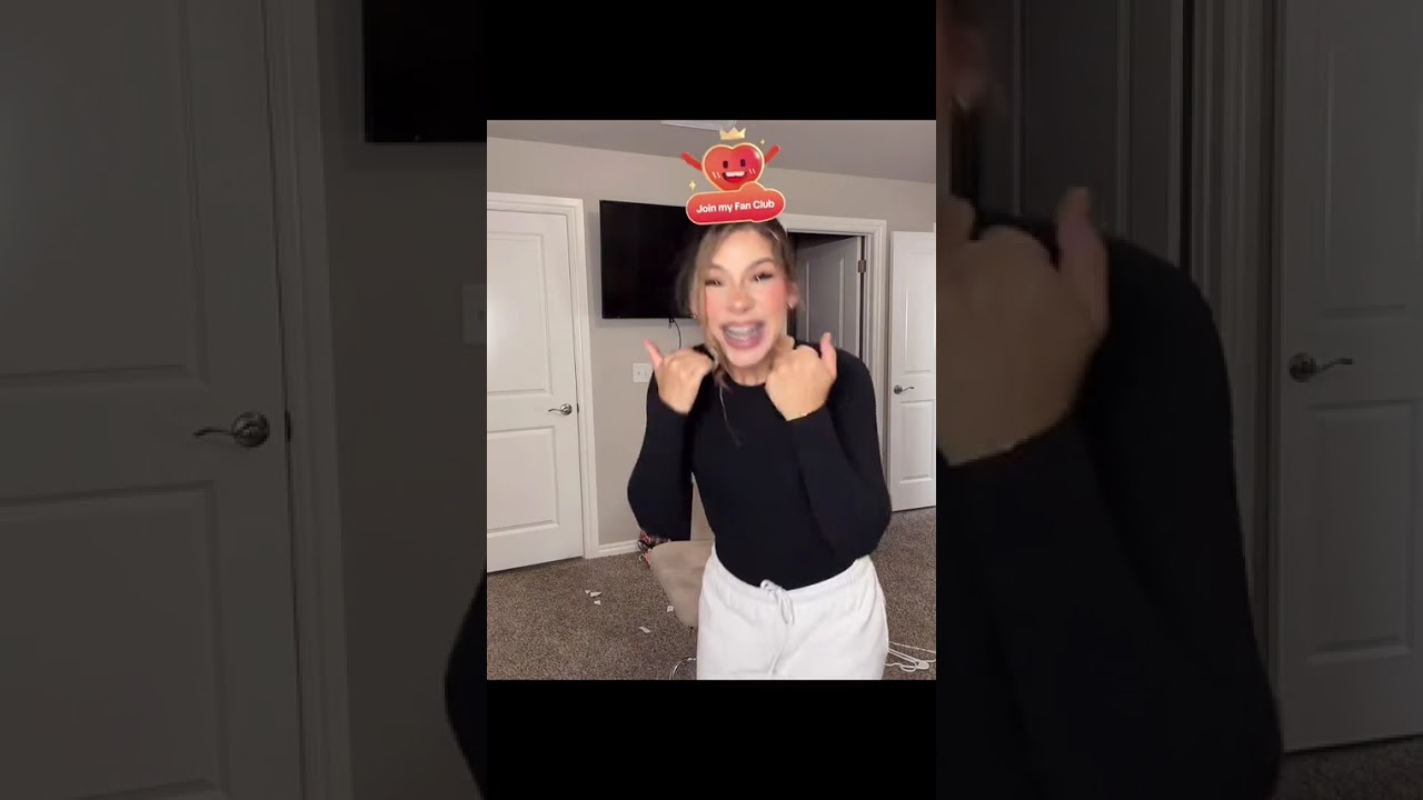 yo seria la amiga, uf besarme a un chico asi UFFF NENAAA