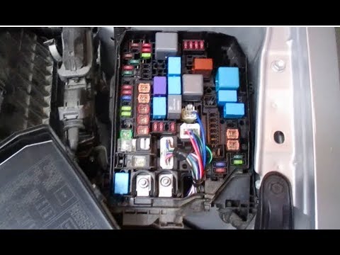 Vidéo: Où se trouve la boîte à fusibles sur une Toyota Corolla 2010 ?