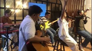 Download lagu Maliq & D'Essentials - Penasaran (Acoustic Live at Ruuang Kopi, Jakarta 28/3/2024)