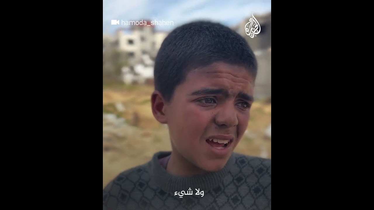 “حافي القدمين”.. معاناة طفل تائه شمال غزة بحثا عن الطحين