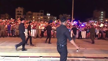 Sơn Tùng M TP bị khán giả ném đồ khi diễn ở Bắc Giang