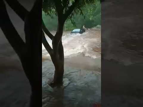 Chuva arrasta carro e um ciclista, em Nova Andradina